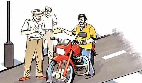 सांगोल्यात वाहतूक पोलिसांच्या कार्यपद्धतीवर प्रश्नचिन्ह; वाहनधारकांकडून समान कारवाईची मागणी