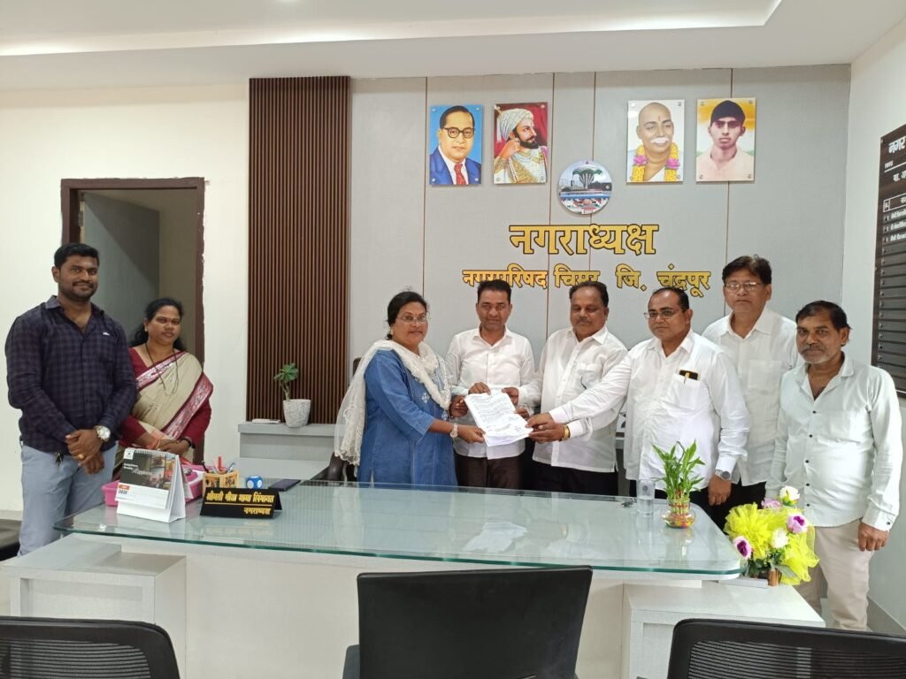 अटलजींच्या पूर्णाकृती पुतळ्यासाठी चिमूर नगरपरिषदेला निवेदन
