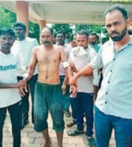 शेतकऱ्याने खत मारणाऱ्या टबाने वाघाचा केला सामना
