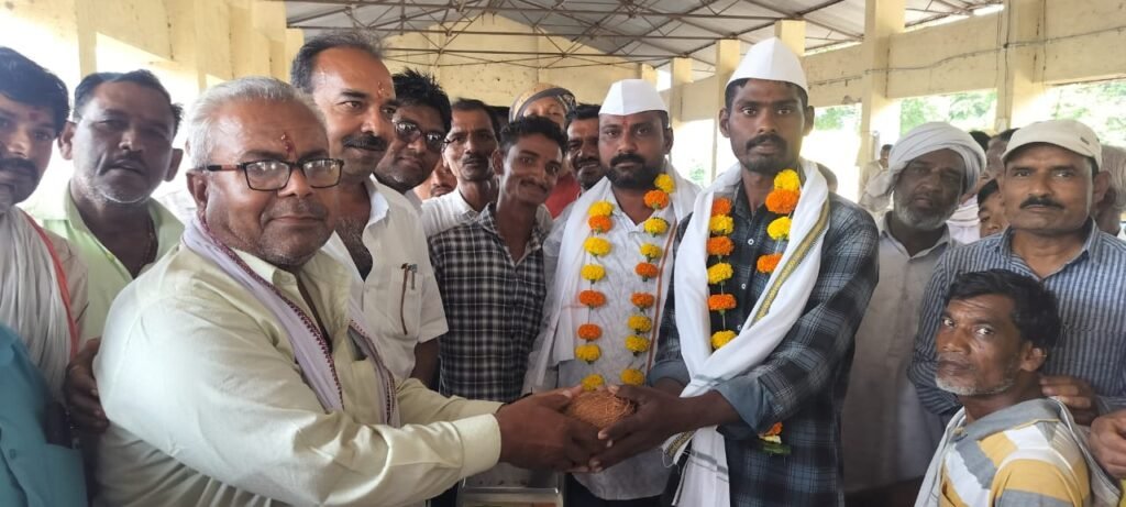 उपबाजार वाडेगाव येथे मुंग खरेदी शुभारंभ
